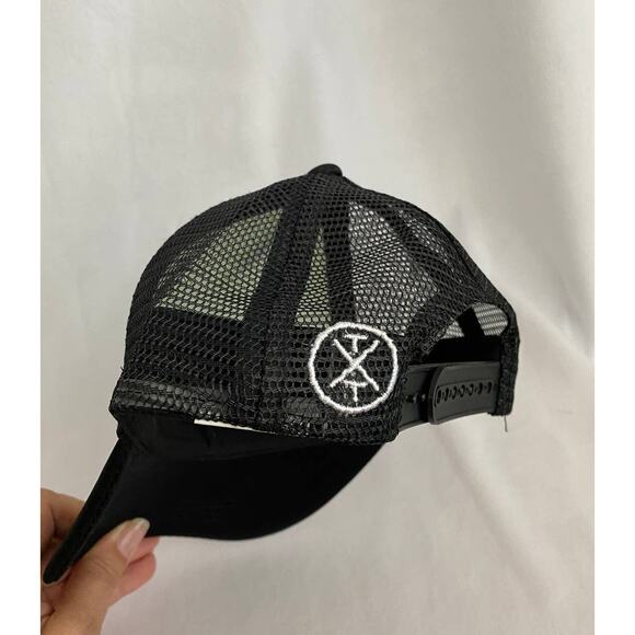One Baby Trucker Hat Black & White Baby Shark NEW - Picture 2 of 7